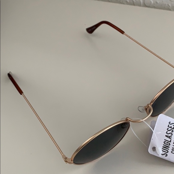 ๐ ๐ SUNGLASSES - Picture 5 of 8